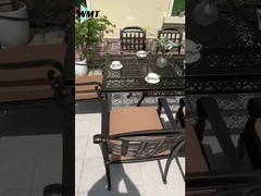 Mobiliário para pátio externo. Mesas e cadeiras de alumínio fundido duráveis e elegantes para o seu jardim.