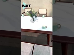 Mesa e cadeiras de metal resistentes para o exterior, ligeiras, respiráveis e construídas para durar.